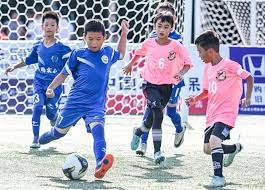 老搭档🫶詹姆斯抵达名人堂现场，与前队友波什开心握手~